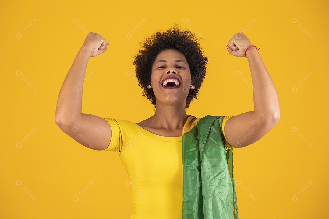 Torcedora brasileiro. Fã de mulher brasileira comemorando no futebol ou partida de futebol