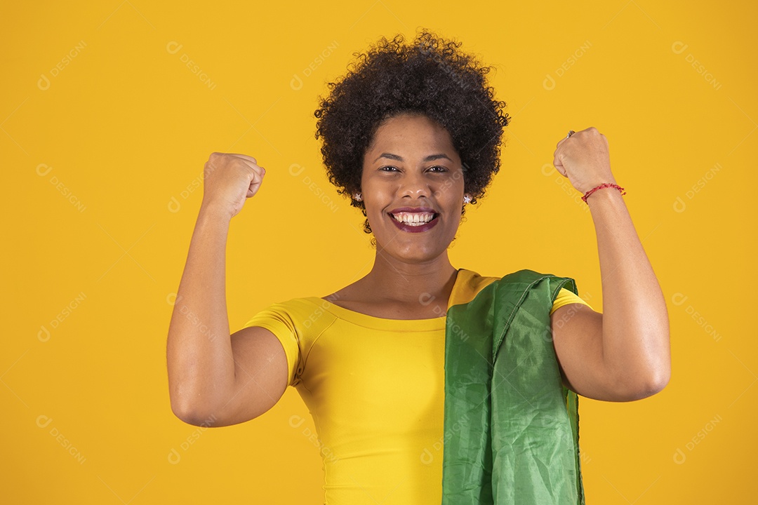 Torcedora brasileiro. Fã de mulher brasileira comemorando no futebol ou partida de futebol