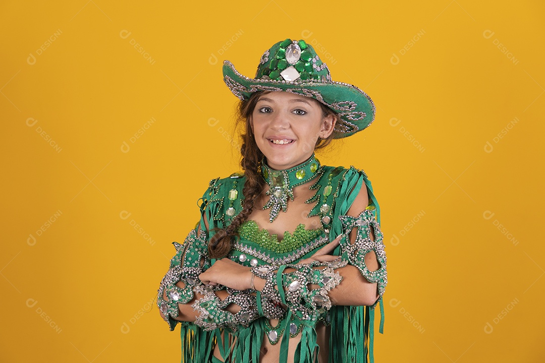 Linda menina jovem segurando bandeira do brasil usando fantasia da dança do ventre