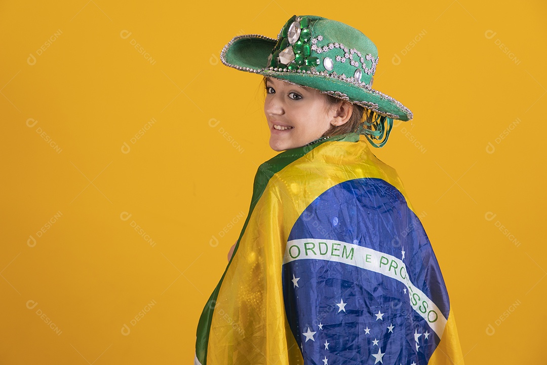 Linda menina jovem segurando bandeira do brasil usando fantasia da dança do ventre