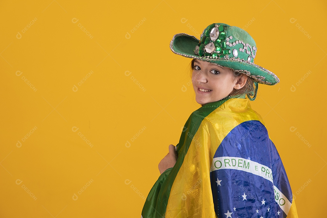 Linda menina jovem segurando bandeira do brasil usando fantasia da dança do ventre