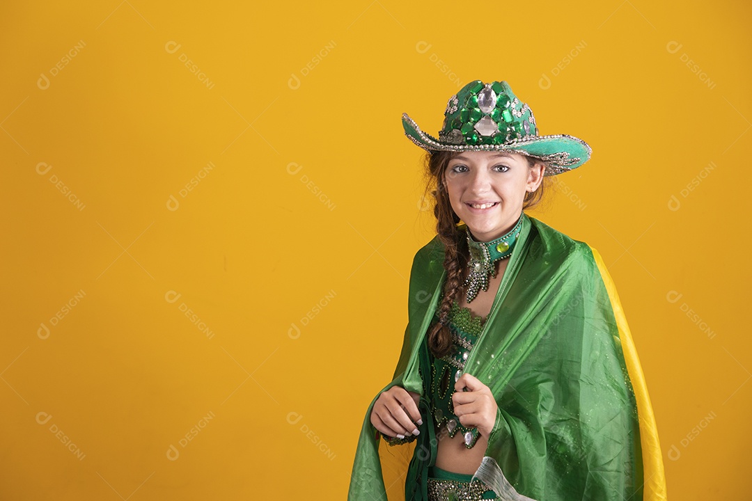 Linda menina jovem segurando bandeira do brasil usando fantasia da dança do ventre