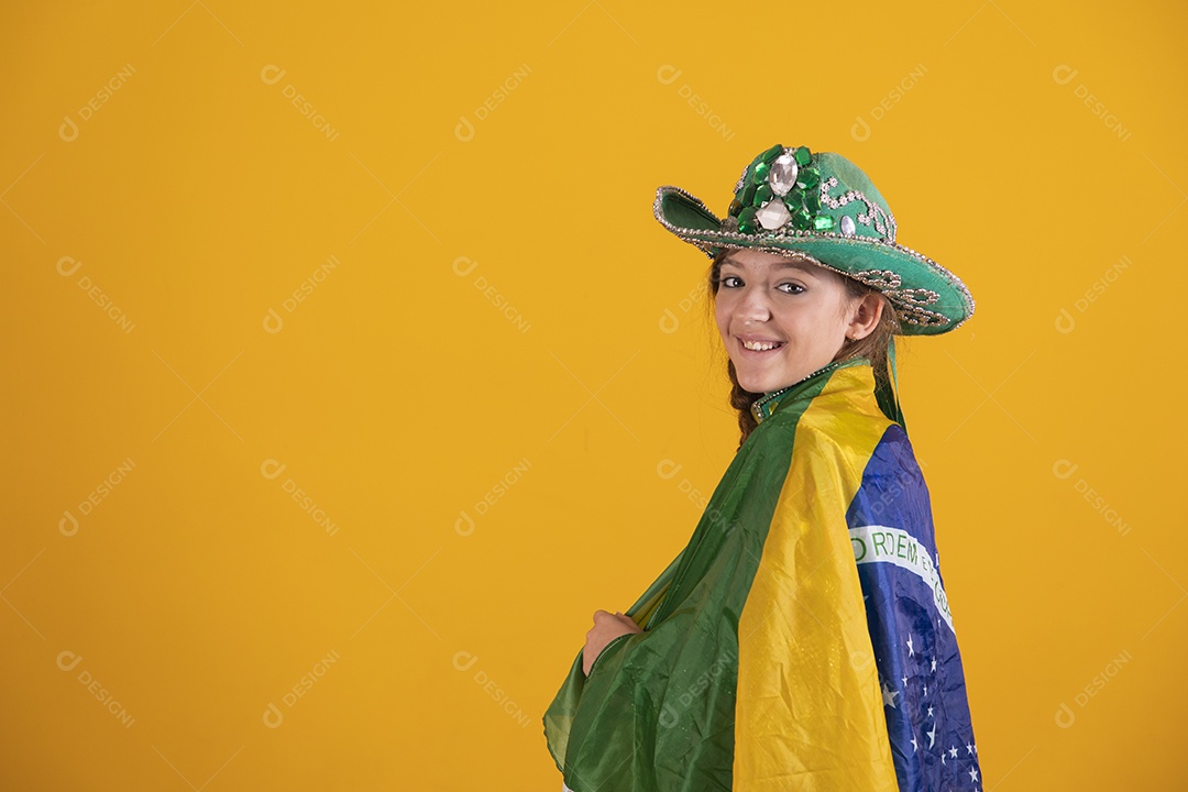 Linda menina jovem segurando bandeira do brasil usando fantasia da dança do ventre