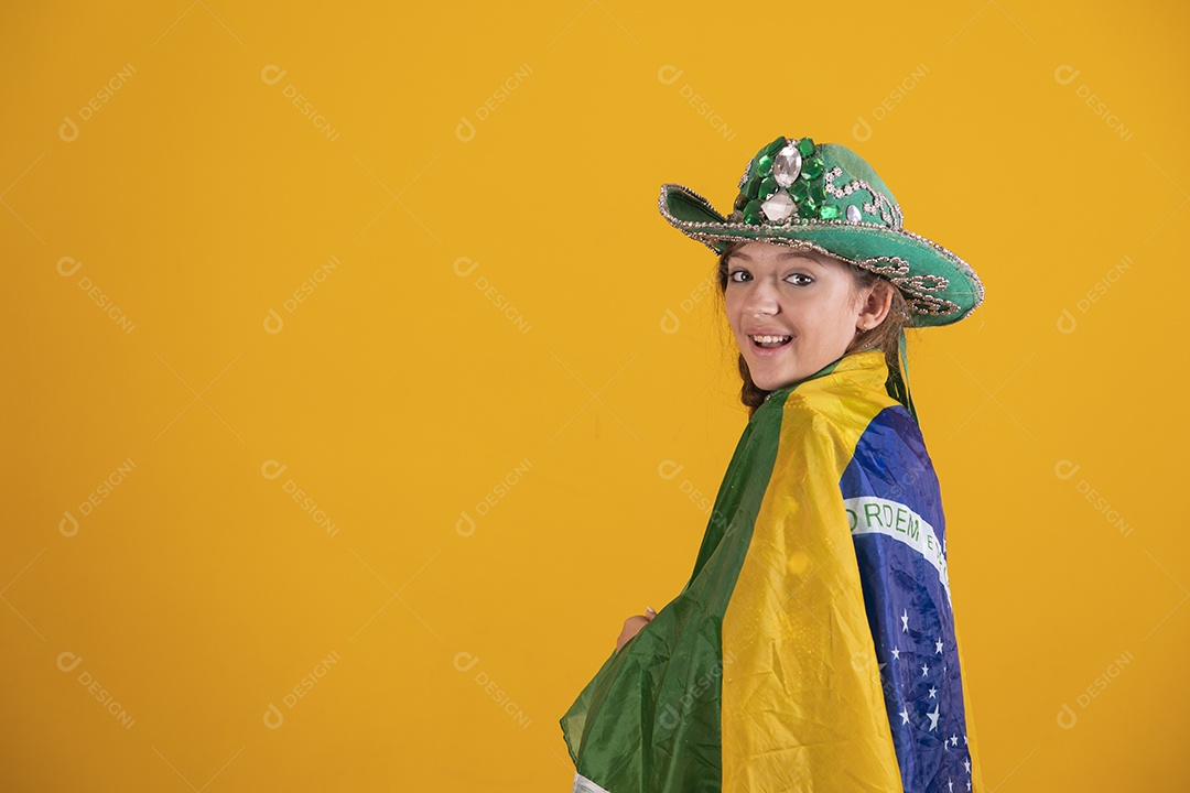 Linda menina jovem segurando bandeira do brasil usando fantasia da dança do ventre