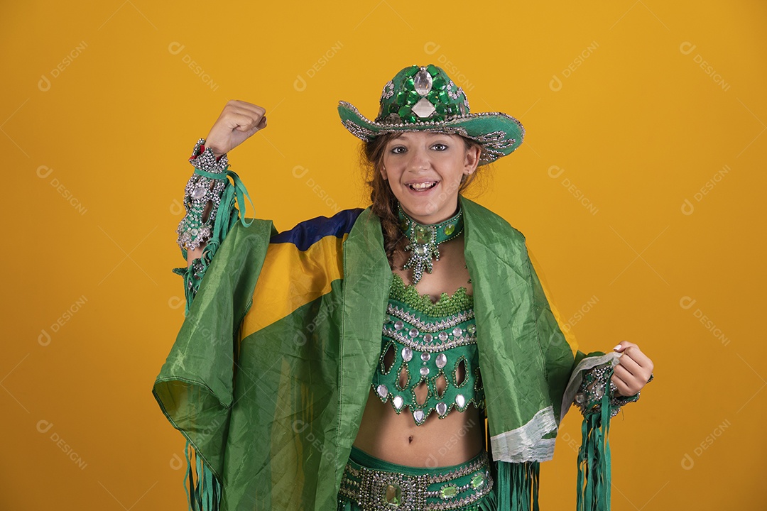 Linda menina jovem segurando bandeira do brasil usando fantasia da dança do ventre
