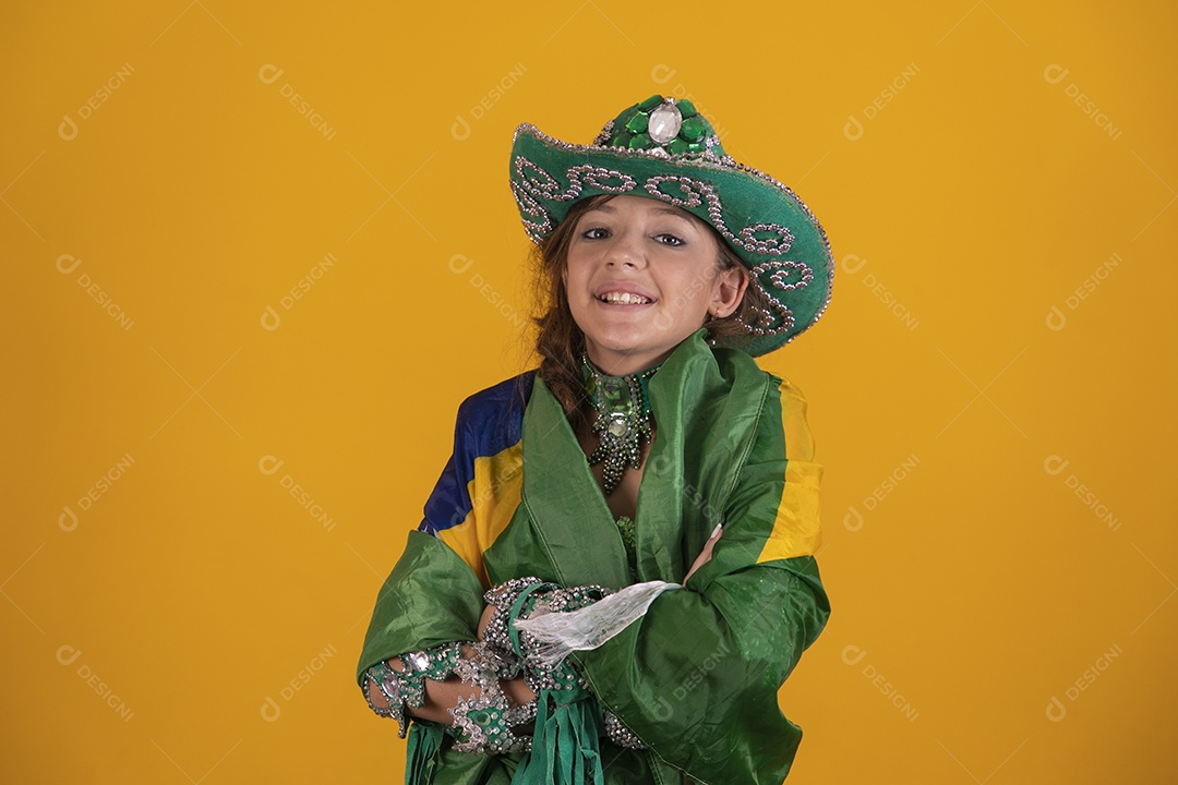Linda menina jovem segurando bandeira do brasil usando fantasia da dança do ventre