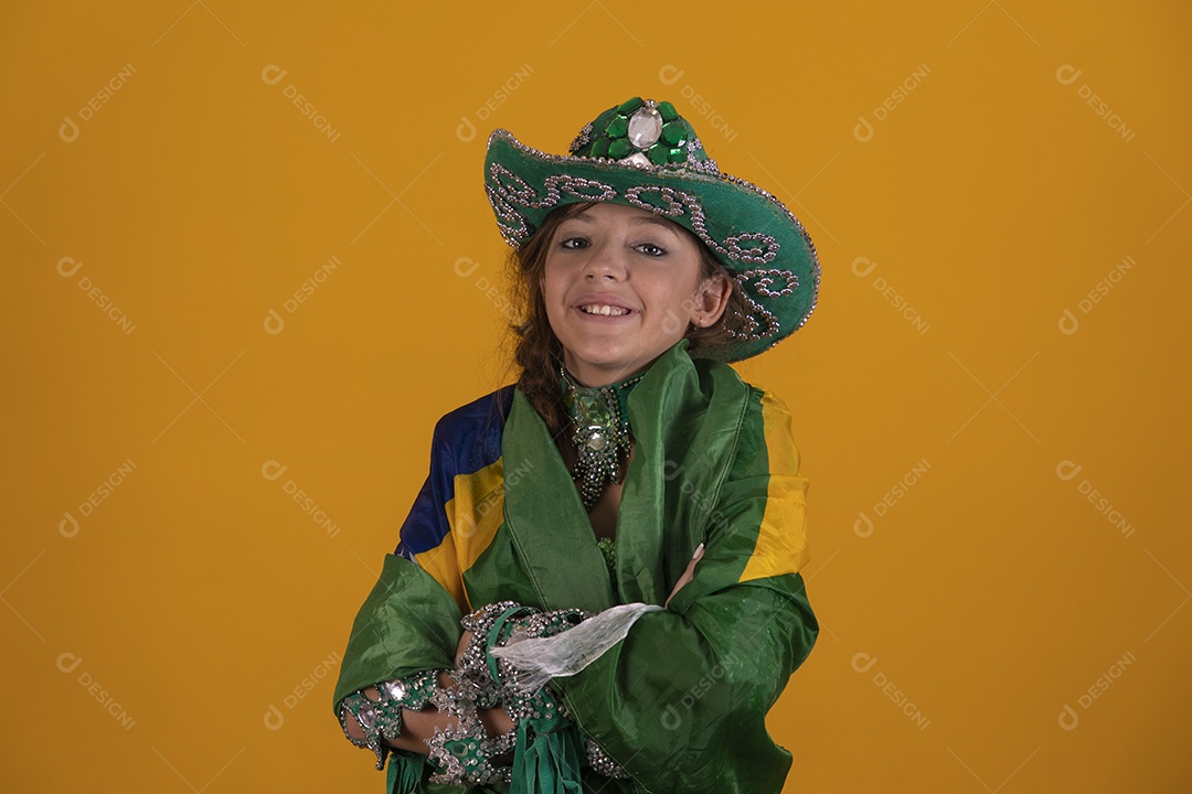 Linda menina jovem segurando bandeira do brasil usando fantasia da dança do ventre