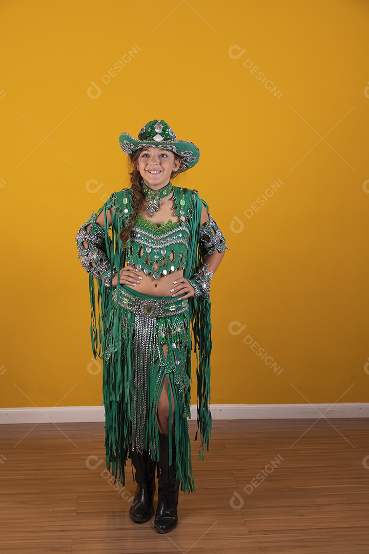 Linda menina jovem usando fantasia da dança do ventre