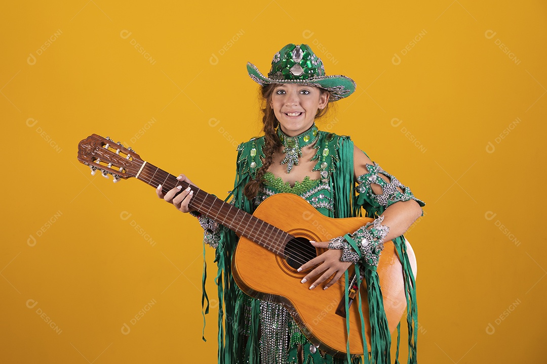 Linda menina jovem usando fantasia da dança do ventre