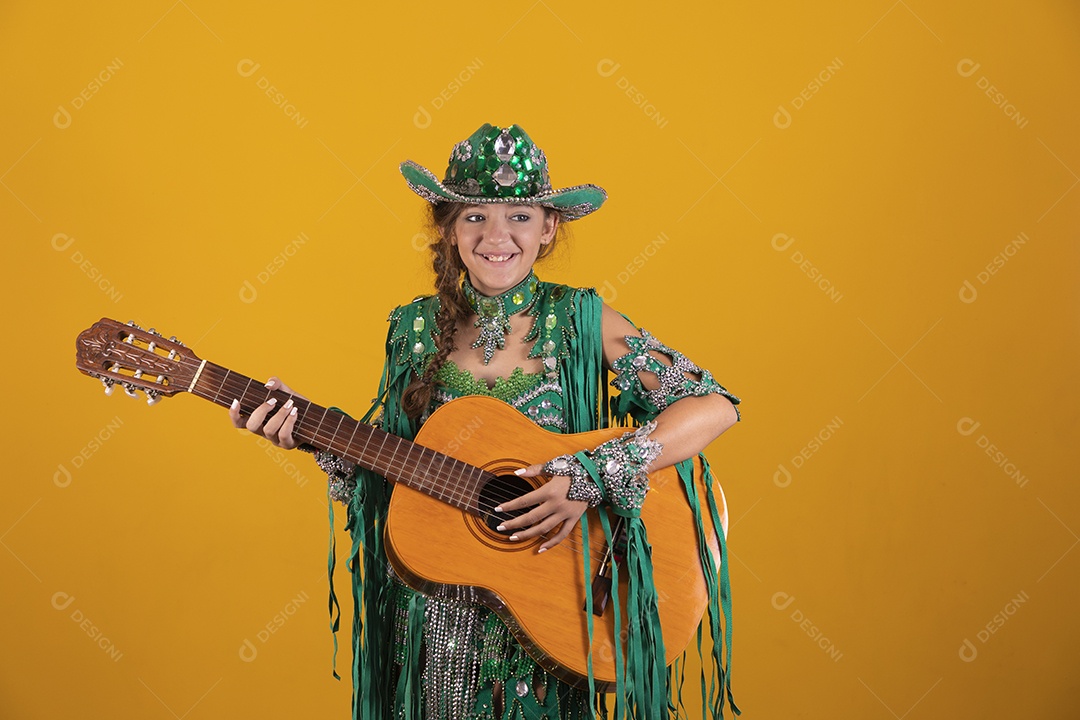 Linda menina jovem usando fantasia da dança do ventre