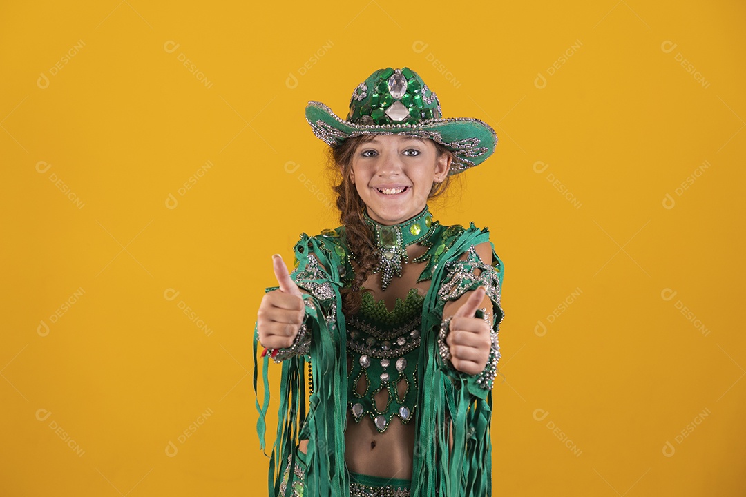 Linda menina jovem usando fantasia da dança do ventre