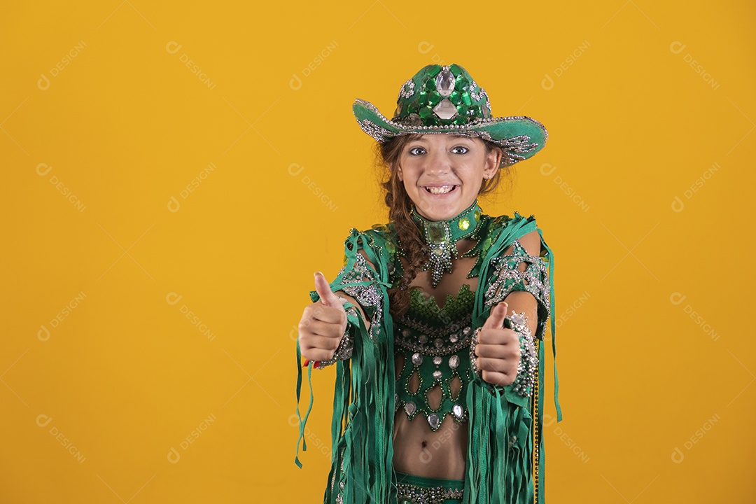 Linda menina jovem usando fantasia da dança do ventre