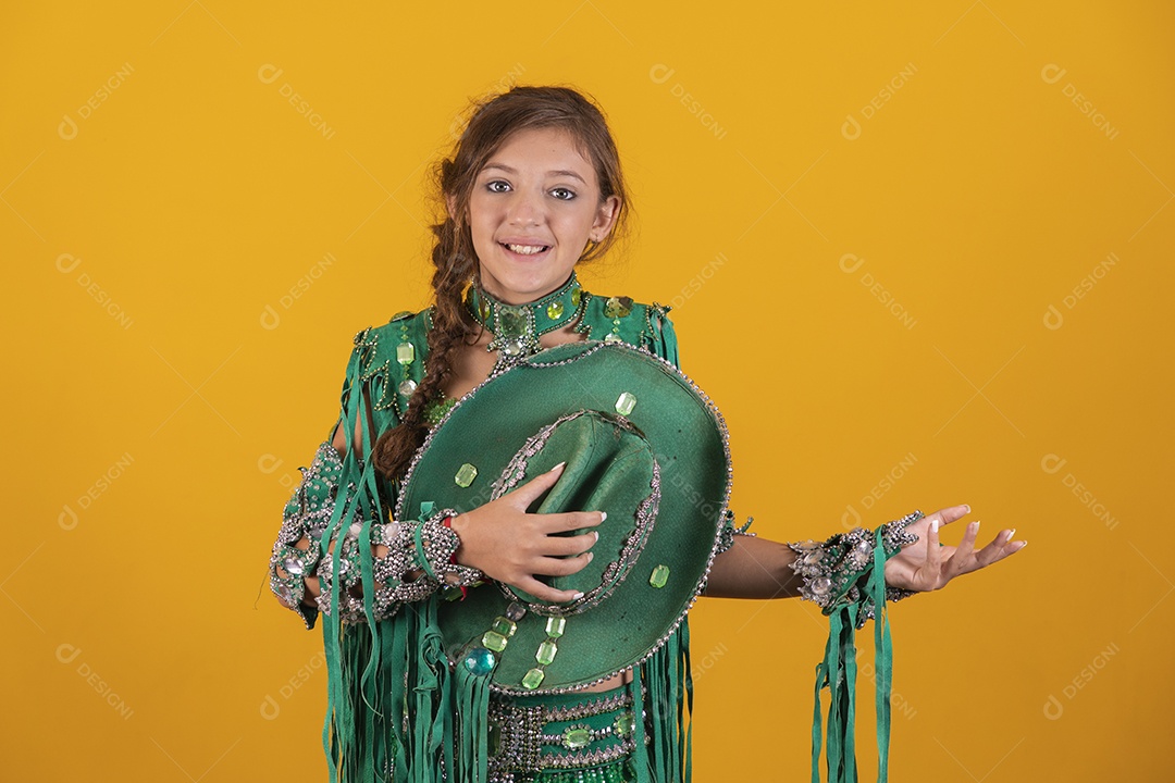 Linda menina jovem usando fantasia da dança do ventre