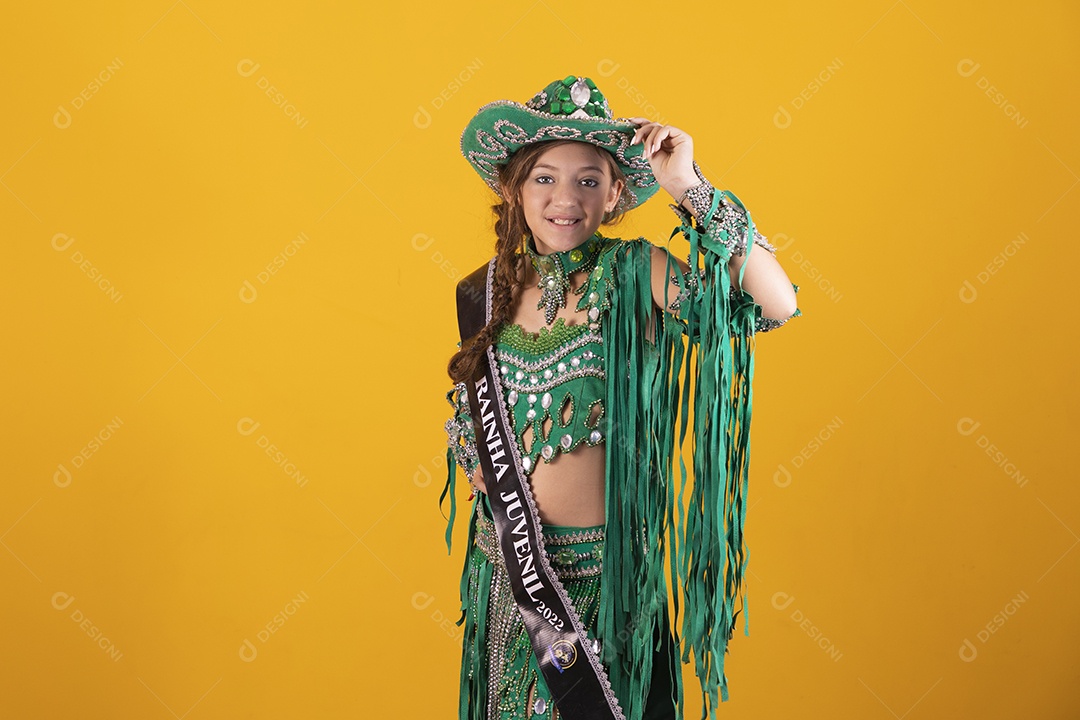 Linda menina jovem usando fantasia da dança do ventre