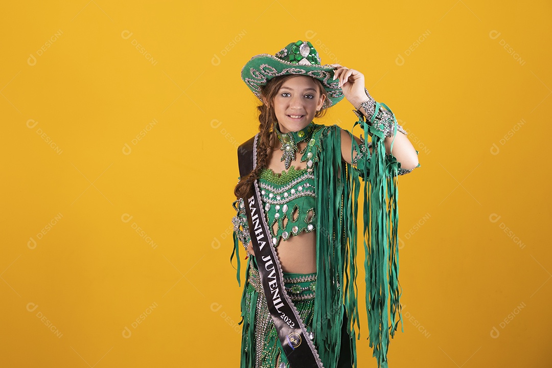 Linda menina jovem usando fantasia da dança do ventre