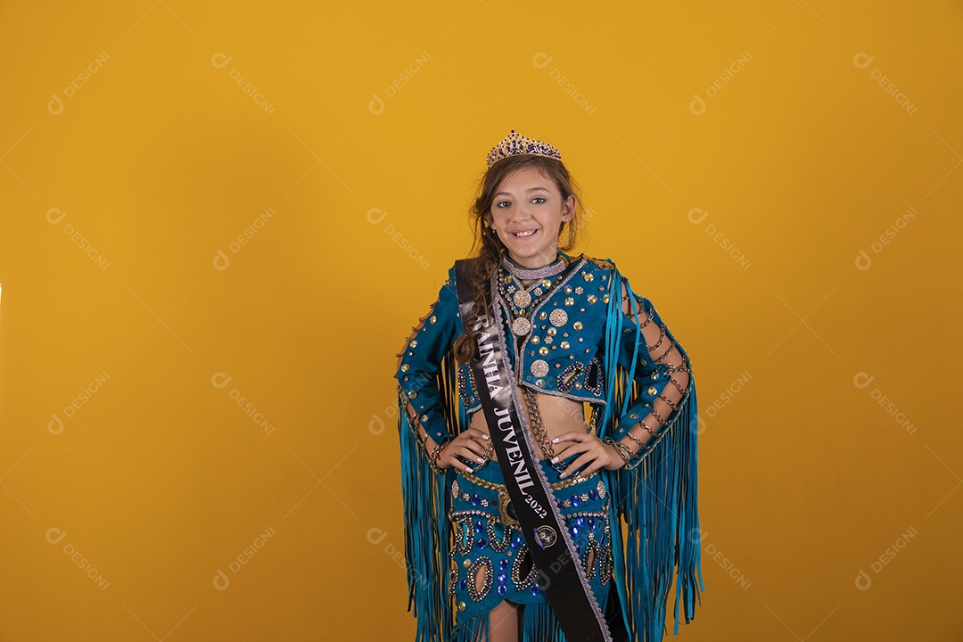 Linda menina jovem usando fantasia da dança do ventre