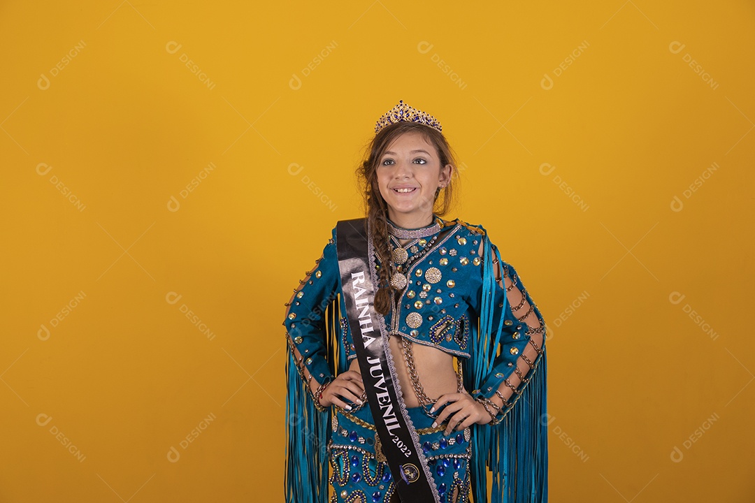 Linda menina jovem usando fantasia da dança do ventre