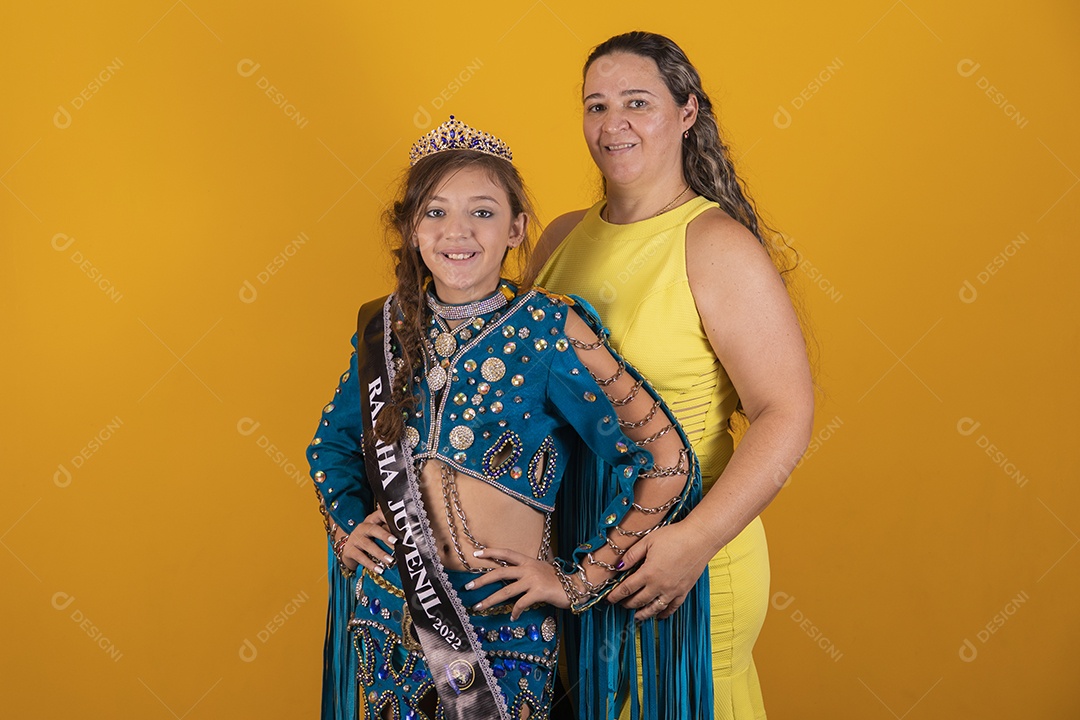 Mãe tirando foto com sua filha usando fantasia de dança do ventre