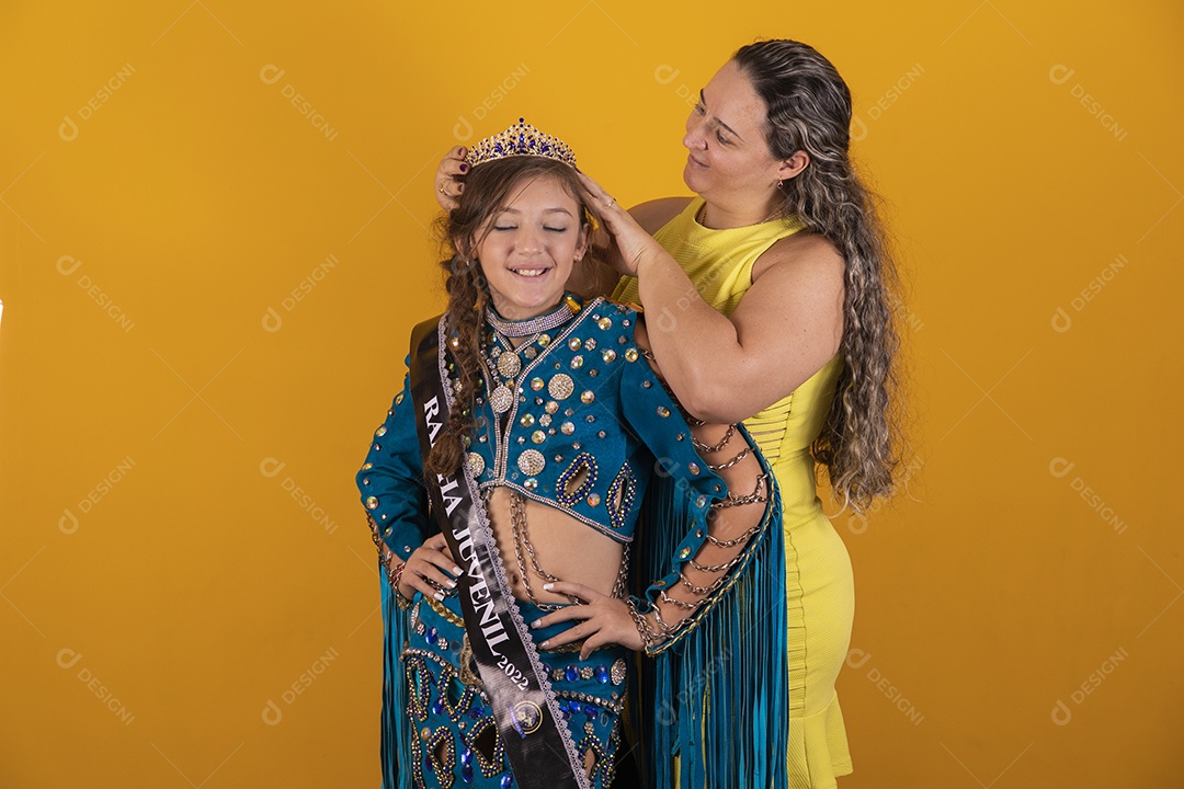 Mãe tirando foto com sua filha usando fantasia de dança do ventre