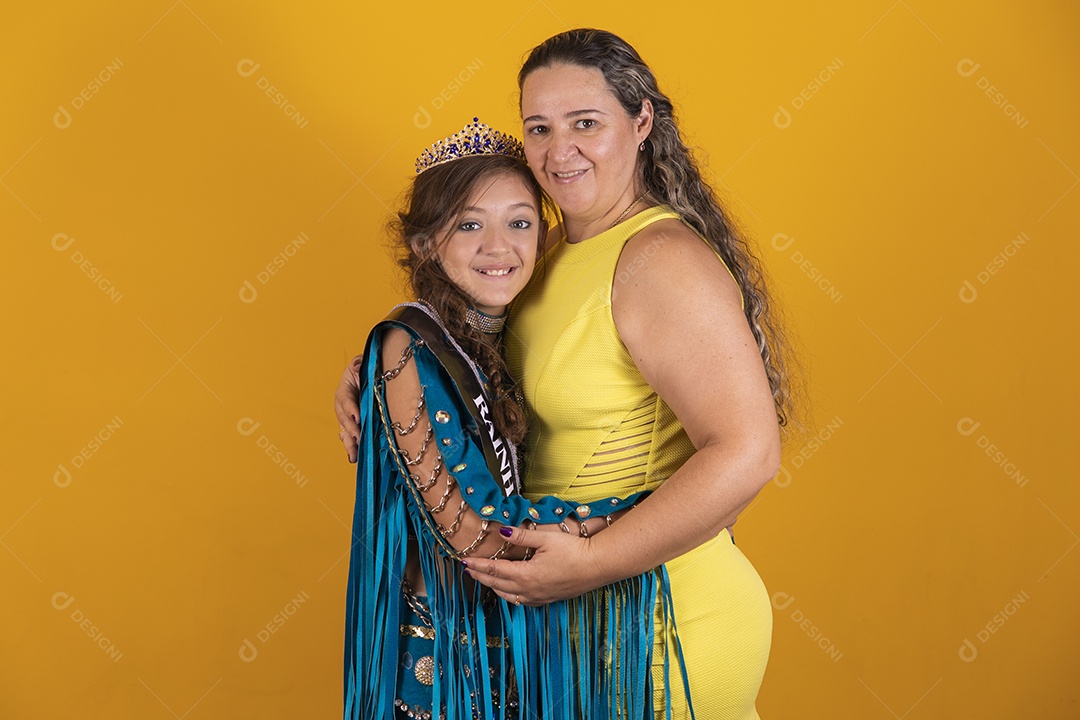 Mãe tirando foto com sua filha usando fantasia de dança do ventre