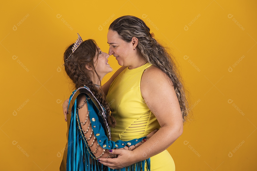 Mãe tirando foto com sua filha usando fantasia de dança do ventre