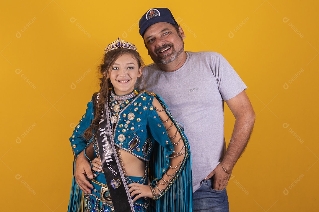 Pai tirando foto com sua filha usando fantasia de dança do ventre