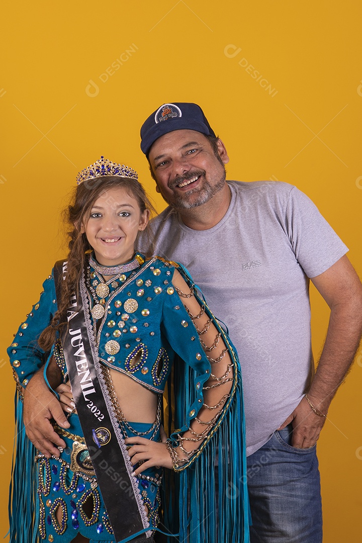 Pai tirando foto com sua filha usando fantasia de dança do ventre