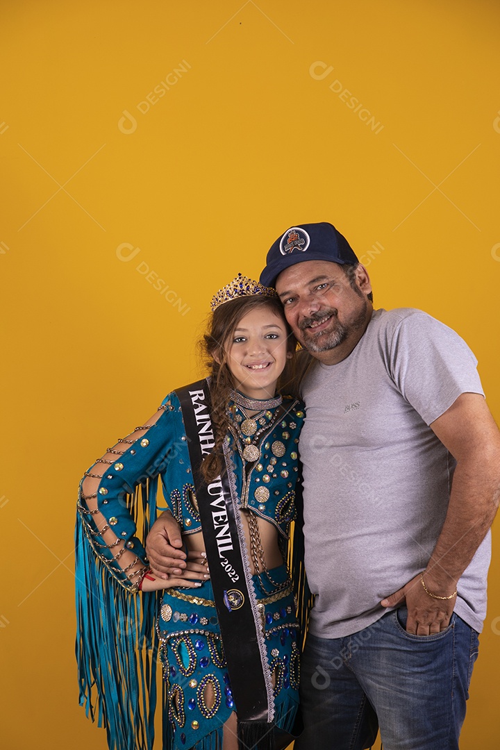 Pai tirando foto com sua filha usando fantasia de dança do ventre