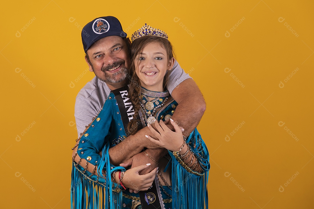 Pai tirando foto com sua filha usando fantasia de dança do ventre