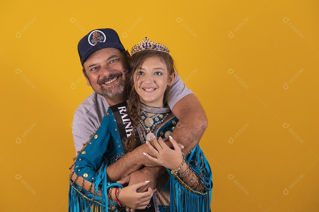 Pai tirando foto com sua filha usando fantasia de dança do ventre