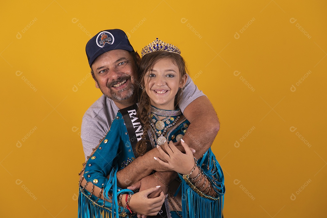 Pai tirando foto com sua filha usando fantasia de dança do ventre
