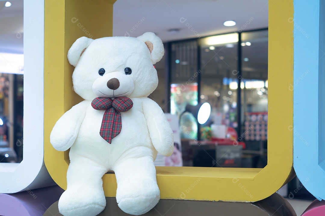 Adorável e doce ursinho de pelúcia branco sentado de mau humor