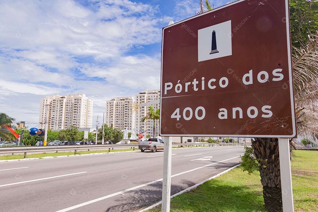 Placa na rua mostrando pórtico de 400 anos.