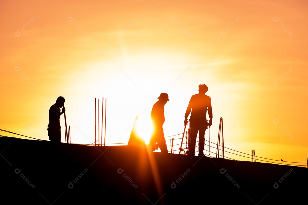 Trabalhador da construção civil trabalhando para equipes de construção