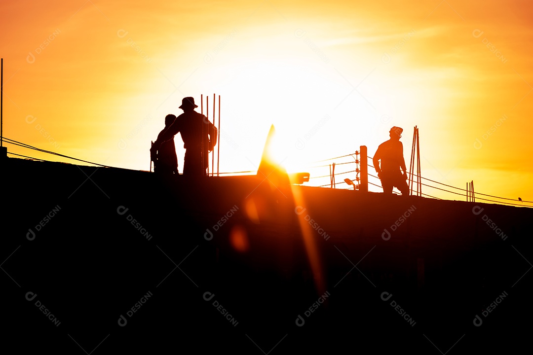 Trabalhador da construção civil trabalhando para equipes de construção