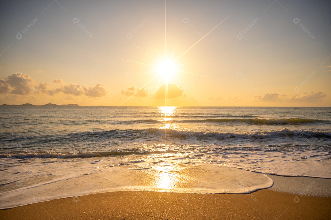 O mar pela manhã no verão