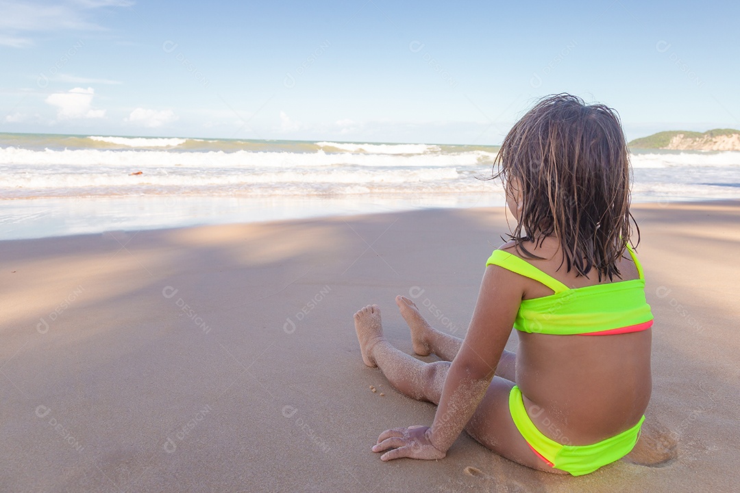 Linda menina garotinha criança sobre praia curtindo verão