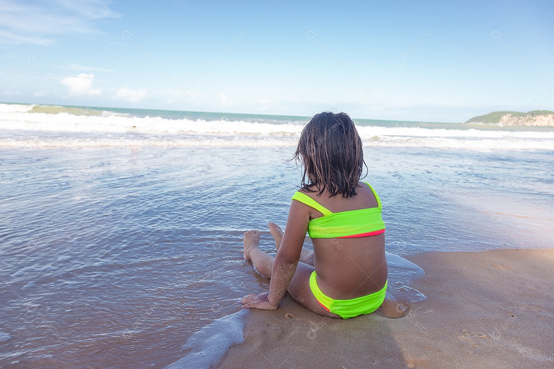 Linda menina garotinha criança sobre praia curtindo verão
