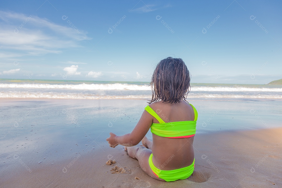 Linda menina garotinha criança sobre praia curtindo verão