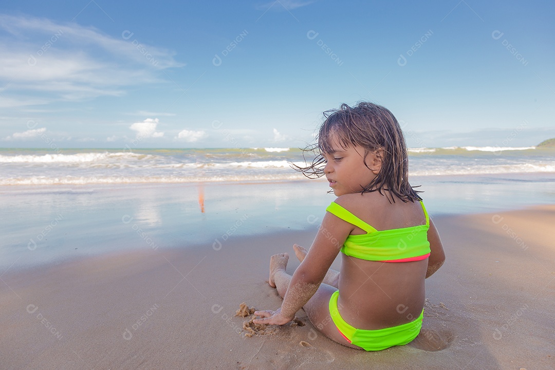 Linda menina garotinha criança sobre praia curtindo verão