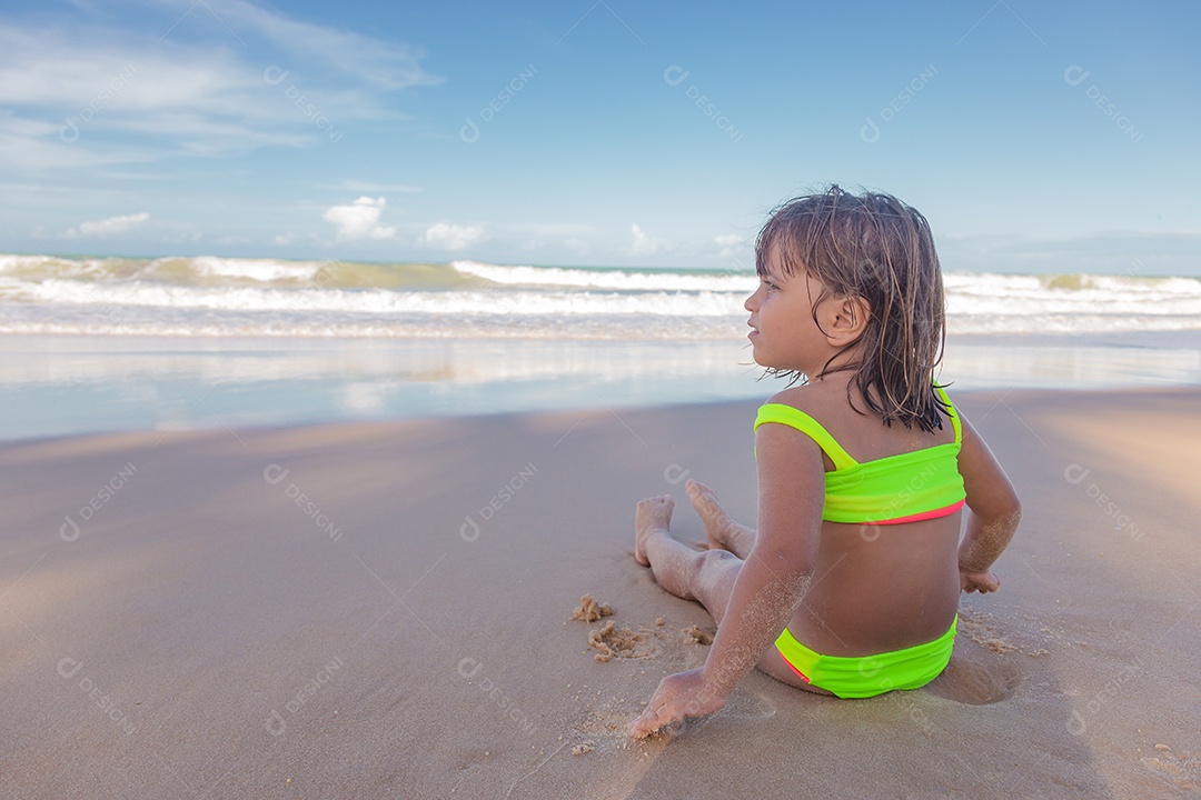 Linda menina garotinha criança sobre praia curtindo verão