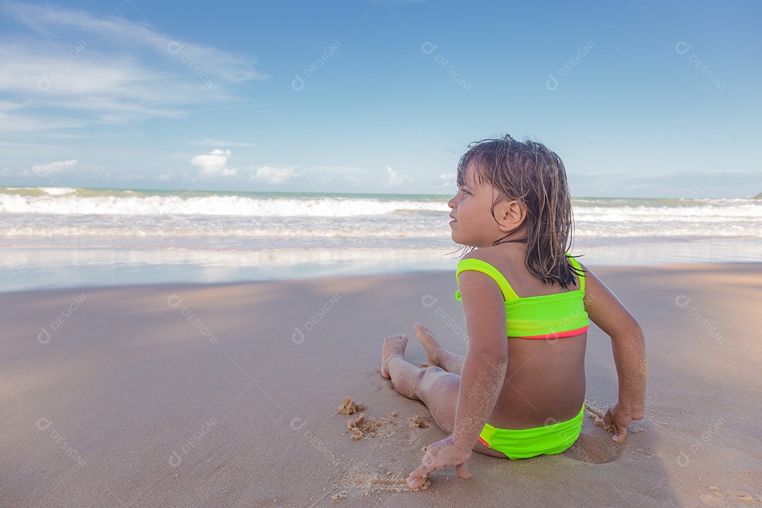 Linda menina garotinha criança sobre praia curtindo verão