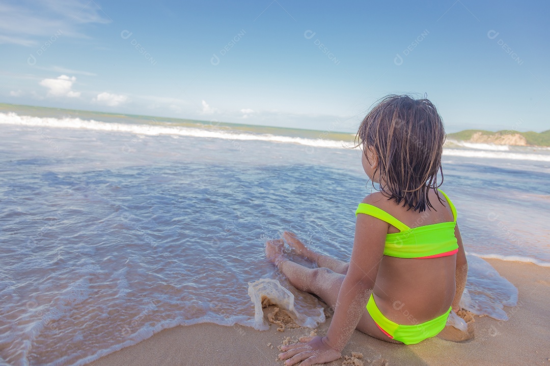 Linda menina garotinha criança sobre praia curtindo verão