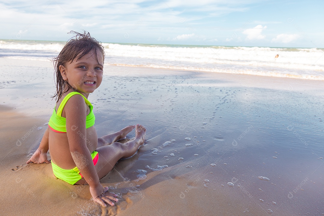 Linda menina garotinha criança sobre praia curtindo verão