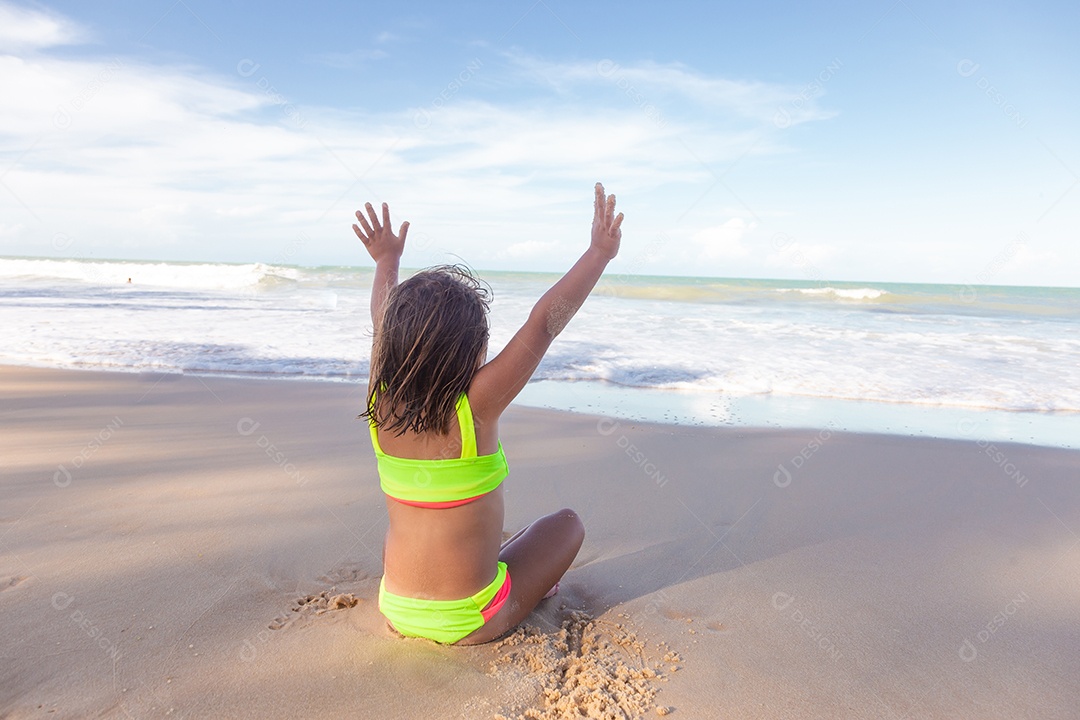 Linda menina garotinha criança sobre praia curtindo verão