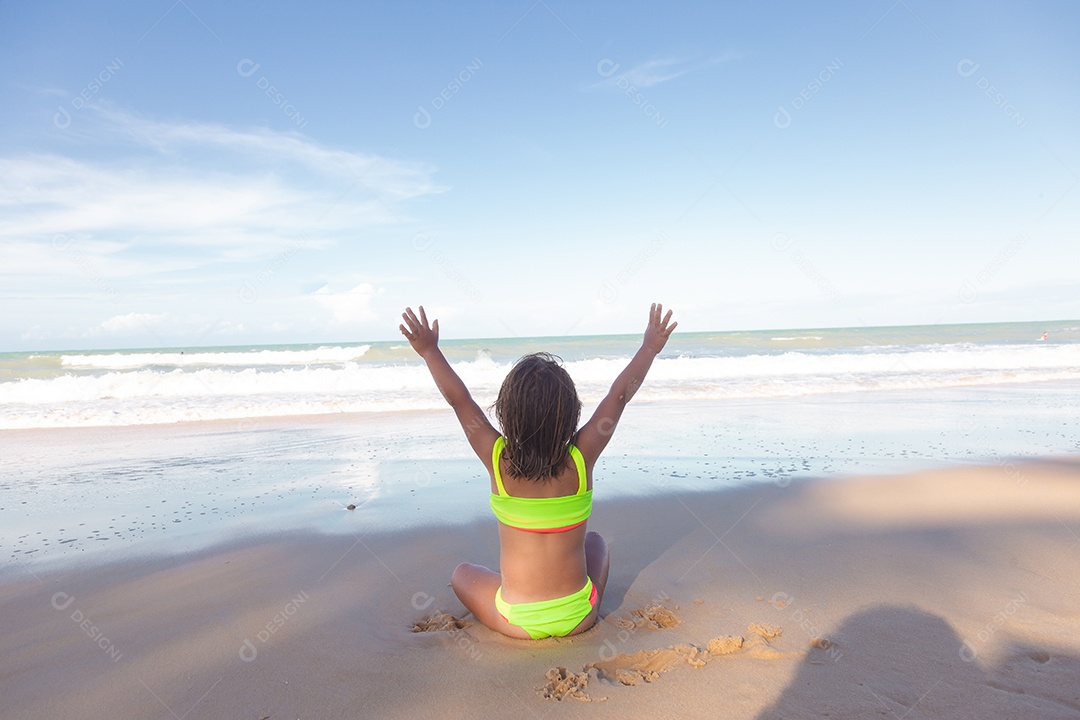 Linda menina garotinha criança sobre praia curtindo verão