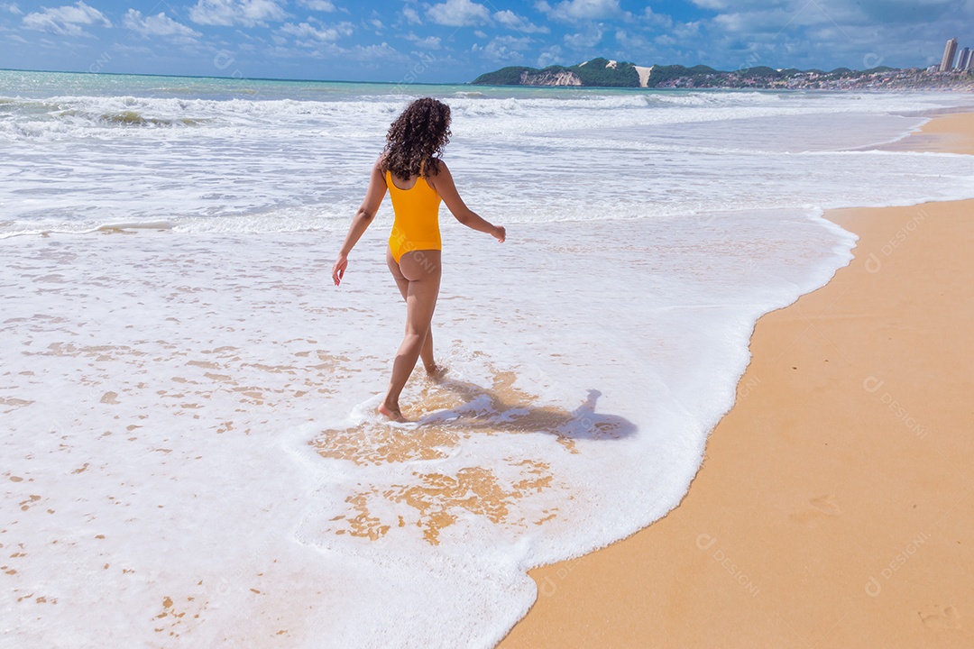 Linda menina garotinha criança sobre praia curtindo verão