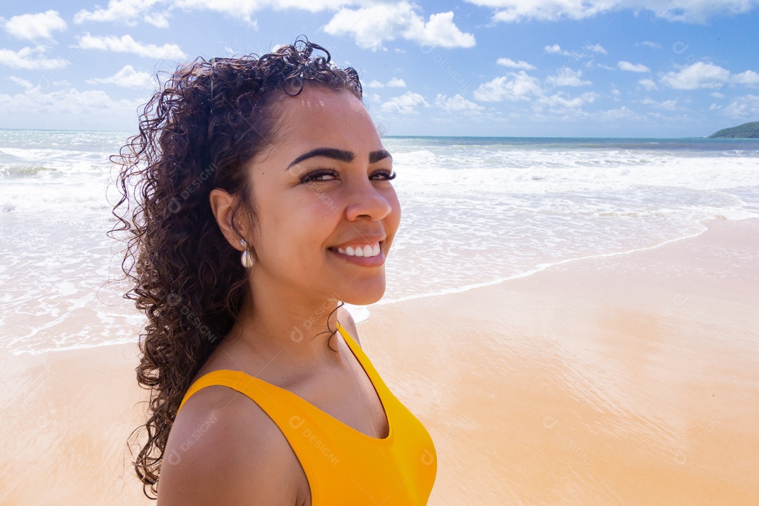 Linda mulher usando biquini sobre praia curtindo verão