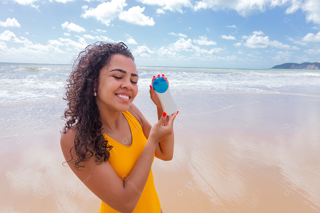 Linda mulher usando trajes de banho sobre praia curtindo verão