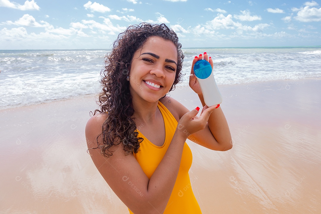 Linda mulher usando trajes de banho sobre praia curtindo verão